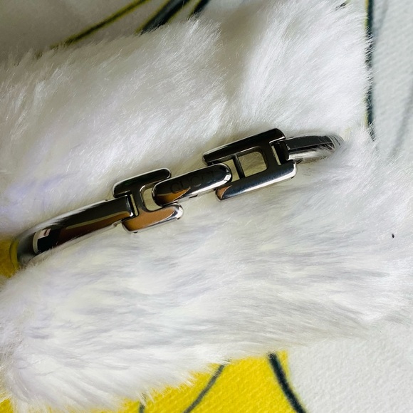Authentic GUCCI bangle watch 🌷🌷🌷 - Picture 10 of 10